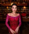 Dalam sebuah pemotretan eksklusif, Cinta mengenakan kebaya modern yang memancarkan kekuatan perempuan Indonesia masa kini yang elegan, percaya diri, dan penuh pesona. [@philipekarunia].
