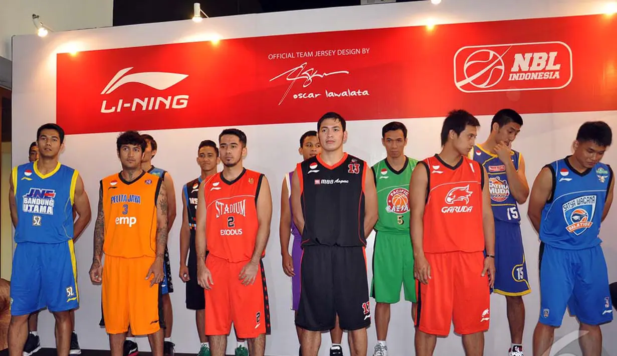 Menurut para pemain NBL Indonesia jersey buatan Oscar bagus dan enak dipakai. Mereka mengaku lebih percaya diri, Jakarta, Senin (15/9/2014) (Liputan6.com/Miftahul Hayat)