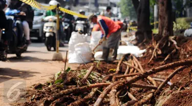 Pekerja melakukan pengerjaan peningkatan dan pelebaran jalan serta saluran di Jalan TB Simatupang Jakarta, Kamis (1/9). Tampak, kesemrawutan instalasi kabel jaringan bawah tanah di ruang utilitas Jalan TB Simatupang. (Liputan6.com/Helmi Fithriansyah)