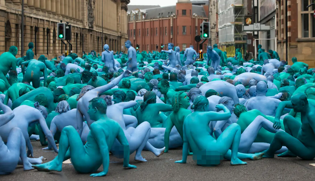 Ribuan orang tanpa busana di jalanan saat menjadi model sebuah seni berjudul "Sea of Hull" karya Spencer Tunick asal Amerika Serikat di pusat Kota Hull, Inggris, Sabtu (9/7). (AFP Photo/Jon Super)