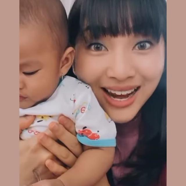 6 Potret Harini Sondakh dengan Rambut Berponi, Perankan Karakter Lebih Dewasa