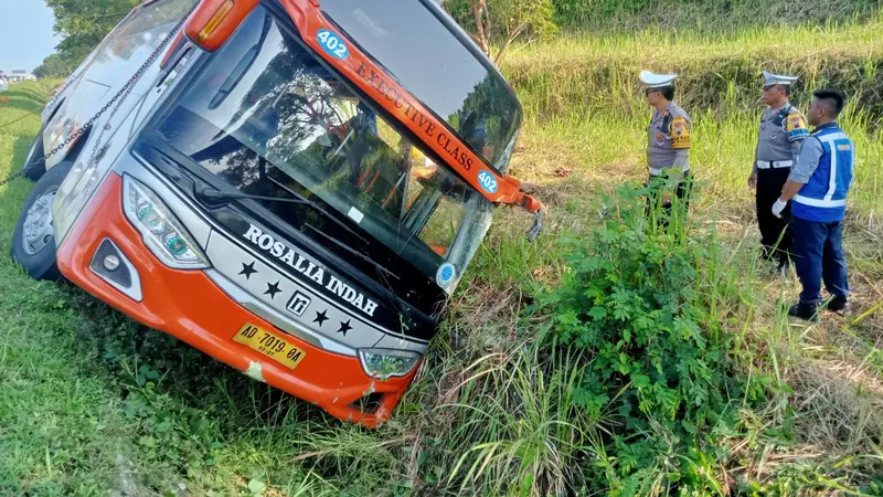 Sebuah bus PO Rosalia Indah kecelakaan di tol Km 370 A Tol Batang Semarang, Jawa Tengah pada Kamis,11 April 2024.