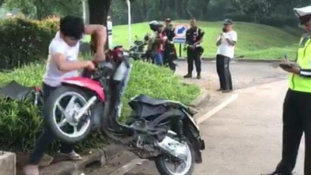 Video Pria  Perusak Sepeda  Motor  Saat Ditilang Bakar STNK 
