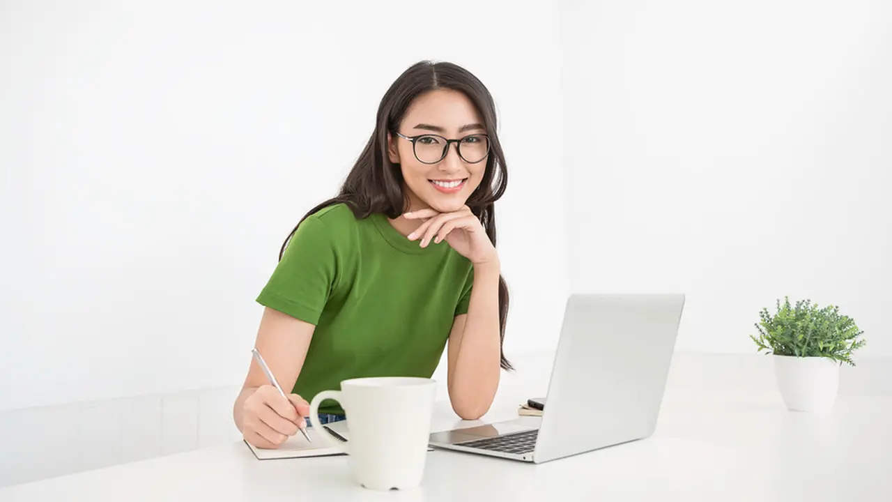 berkacamata bekerja cantik dewasa