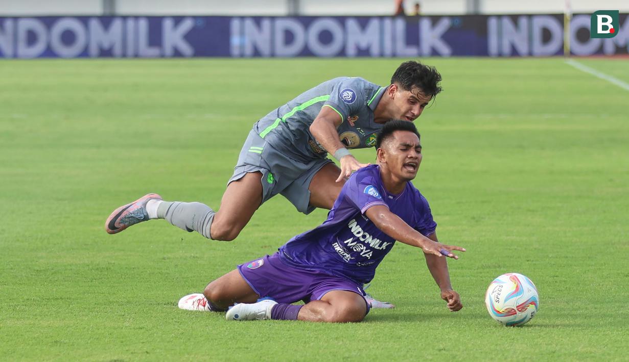 <p>Pemain Persita Tangerang, Ambrizal Umanailo (depan) terjatuh saat perebutan bola dengan pemain Persebaya Surabaya, Bruno Moreira pada laga pekan ke-25 BRI Liga 1 2023/2024 di Stadion Indomilk Arena, Tangerang, Jumat (23/2/2024). (Bola.com/M Iqbal Ichsan)</p>