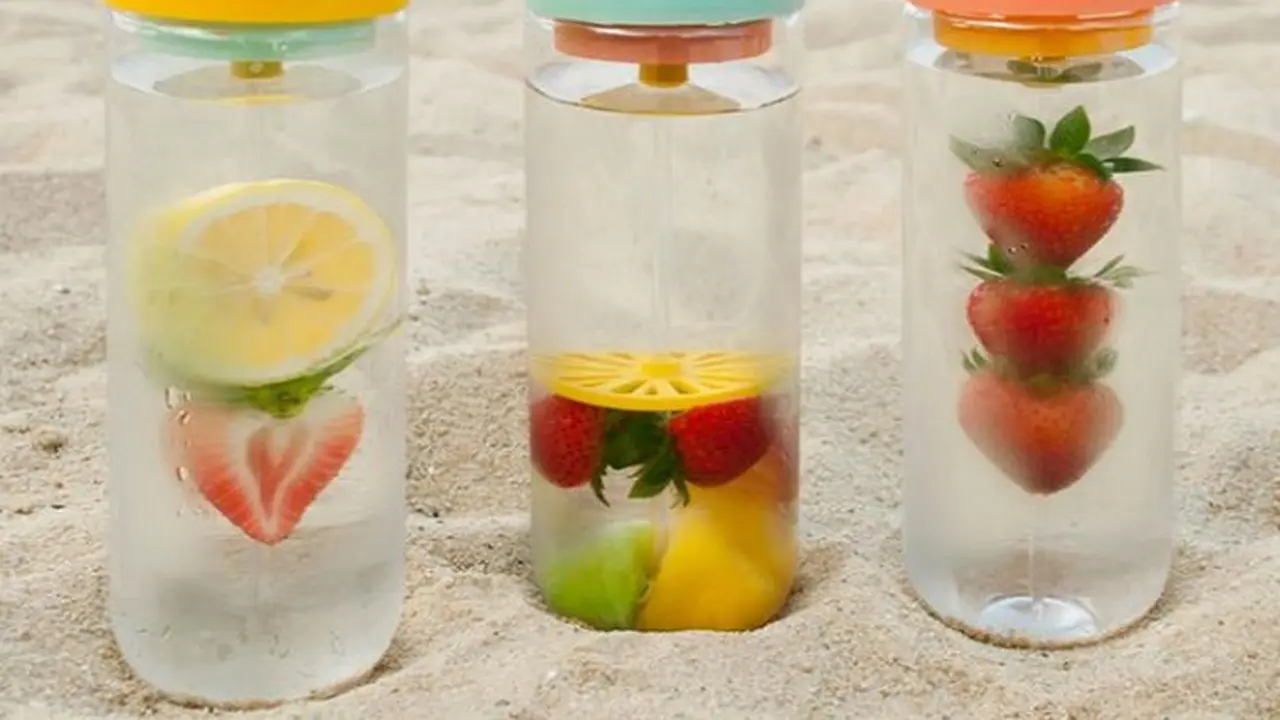 Botol Minum Unik Ini Buat Infused Water Lebih Mudah