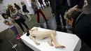 Pengunjung saat melihat patung karya John de Andrea yang bernama " Lisa " selama Art Cologne 2016 di Jerman 15 April 2016. Patung ini menjadi perhatian karena bagai wanita yang tak memakai busana apapun. (REUTERS / Wolfgang Rattay)