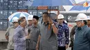 SBY tampak serius memerhatikan beberapa sisi pelabuhan yang juga dipenuhi oleh kontainer (Rumgapres/Abror Riski)
