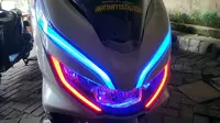 Salah satu modifikasi lampu yang ditawarkan oleh bengkel Kedai Riders, yaitu LED tiga warna. (Arief/Liputan6.com)