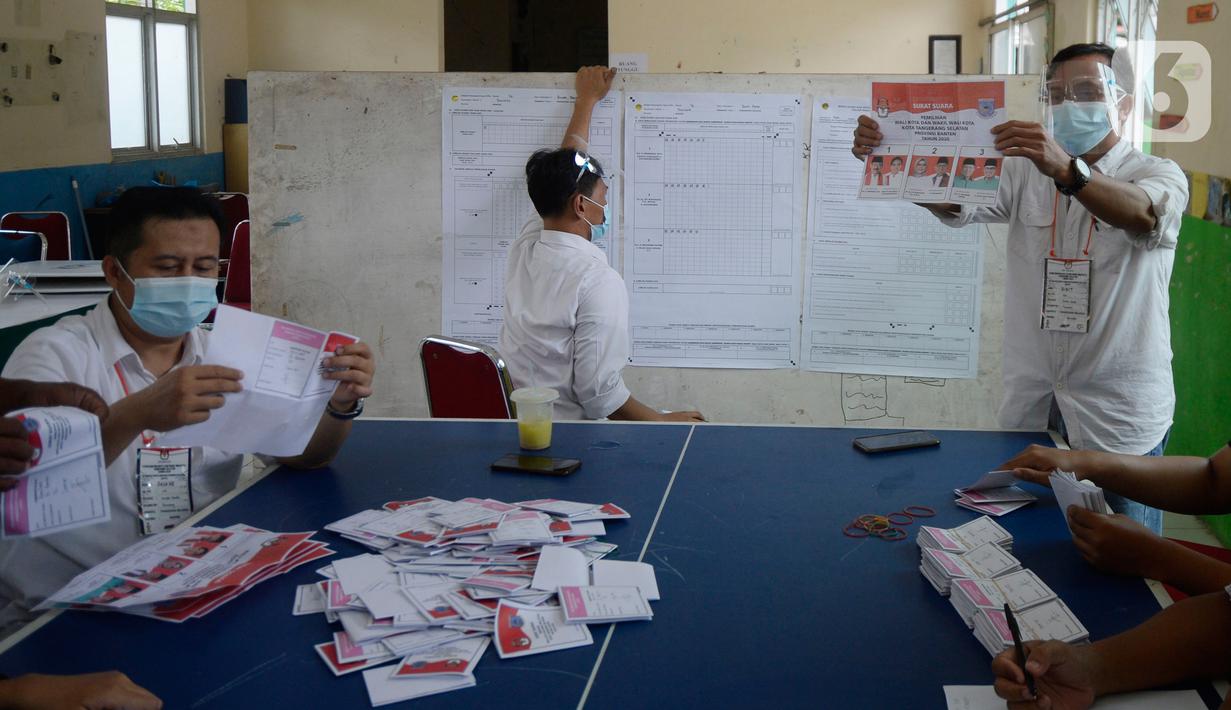 Petugas KPPS melakukan penghitungan suara di TPS 36 Perumahan Griya Pamulang 2, Tangerang Selatan, Rabu (9/12/2020). Sebanyak 976.019 orang terdaftar dalam Daftar Pemilih Tetap (DPT) pada Pilkada Tangsel 2020 yang diikuti tiga pasang calon Wali Kota dan Wakil Wali Kota (merdeka.com/Dwi Narwoko)