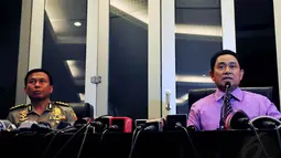 MA yang berprofesi sebagai tukang tusuk sate itu disangkakan melanggar UU Pornografi dengan Pasal Pornografi sesuai UU Nomor 44 Tahun 2008 dengan ancaman 12 Tahun Penjara, Jakarta, Rabu (29/10/2014). (Liputan6.com/Johan Tallo)