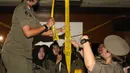 Petugas Satpol PP wanita memasang garis polisi Pamong Praja di Sense Karaoke di Mangga Dua Square, Jakarta, Kamis (19/4). Pemprov DKI Jakarta resmi menutup Sense Karaoke karena melanggar peraturan. (Liputan6.com/Arya Manggala)