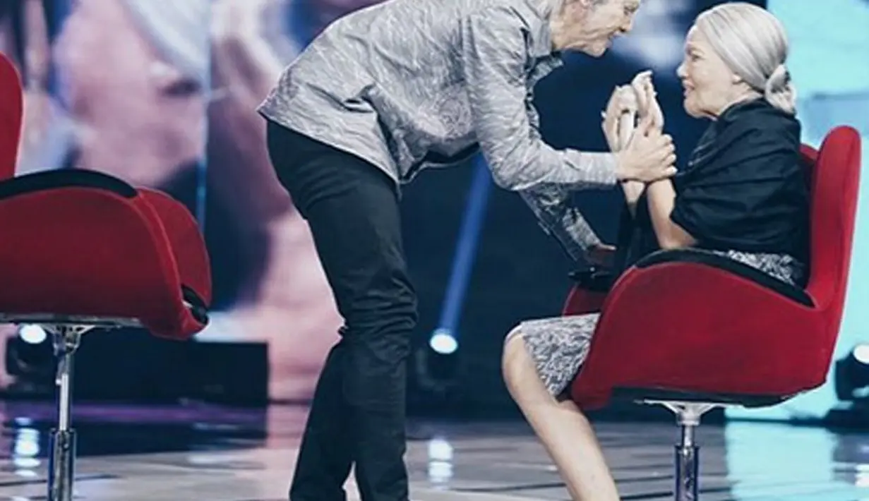 Seperti pada Rabu (25/1/2017), Herfiza menuliskan kalimat romantis dalam unggahan sebuah foto yang menggambarkan ia dan Kirun tengah berada di panggung Infotainment Awards 2017 dan berperan sebagai kakek dan nenek. (Instagram/Herfiza)