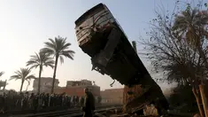 Sebuah kereta api mengalami kecelakaan fatal di Beni Suef, Kairo , (11/2). Badan kereta hingga keluar dari jalur saat alami kecelakaan. (REUTERS / Mohamed Abd El Ghany)