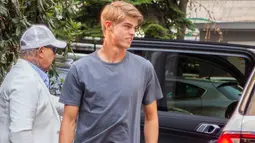 Charles De Ketelaere tiba untuk melakukan pemeriksaan medis di Milan, Italia, Selasa (2/8/2022). Melansir dari Sky Sport Italia, AC Milan dan Club Brugge disebut menyepakati nominal sebesar 36 juta euro (sekitar Rp 549,4 miliar) untuk transfer Charles De Ketelaere. (LaPresse via AP)