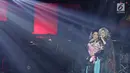 Penyanyi Vina Panduwinata saat duet dengan Reza Artamevia pada konser bertajuk 'September Ceria' di Balai Sarbini, Jakarta, Jumat (8/9). Konser tersebut digelar untuk merayakan 35 tahun berkarya di industri musik. (Liputan6.com/Herman Zakharia)