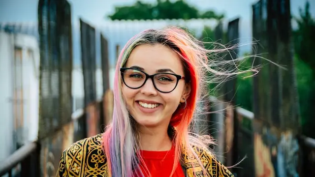 Menyapa dan Tersenyum Ketika Bertemu