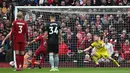 Eksekusi penalti yang dilakukan striker Liverpool, Mohamed Salah melebar dari gawang Arsenal pada laga lanjutan pekan ke-30 Liga Inggris 2022/2023 di Anfield Stadium, Liverpool, Minggu (9/4/2023) malam WIB. (AP Photo/Jon Super)