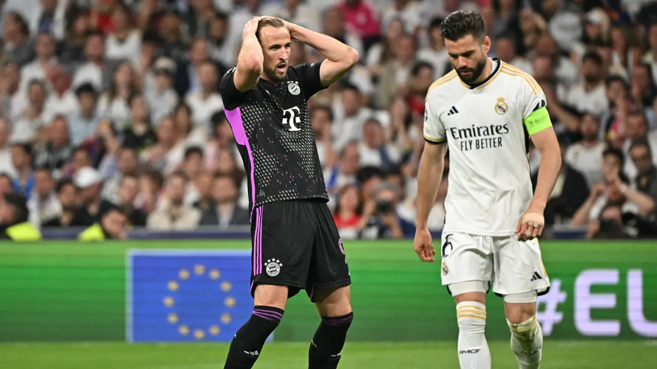Striker Munchen Harry Kane tertunduk lesu usai gagal di Liga Champions