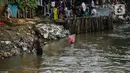 Sungai dengan daerah tangkapan air seluas 387 km persegi tersebut saat ini berada dalam kondisi yang mengkhawatirkan karena dipenuhi dengan berbagai macam sampah. (Liputan6.com/Faizal Fanani)