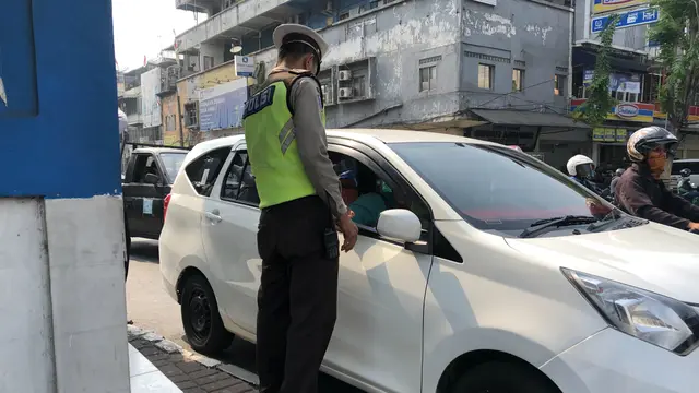 Pengendara yang melanggar aturan ganjil genap ditilang.