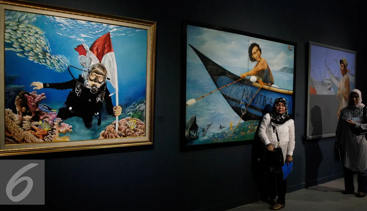 Pengunjung berpose di salah satu lukisan yang dipajang saat pameran seni rupa dan imaji bahari dengan tema "Nautika Bahari" di Galeri Nasional, Jakarta, Selasa (13/9). (Liputan6.com/Johan Tallo)