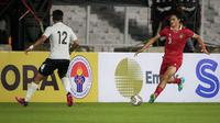 Pemain Timnas Indonesia U-20, Brandon Scheunemann (kanan) berusaha melewati pemain Timnas Fiji U-20 pada laga International Friendly Match U-20 di Stadion Utama Gelora Bung Karno (SUGBK), Jakarta, Jumat (17/02/2023). (Bola.com/Bagaskara Lazuardi)