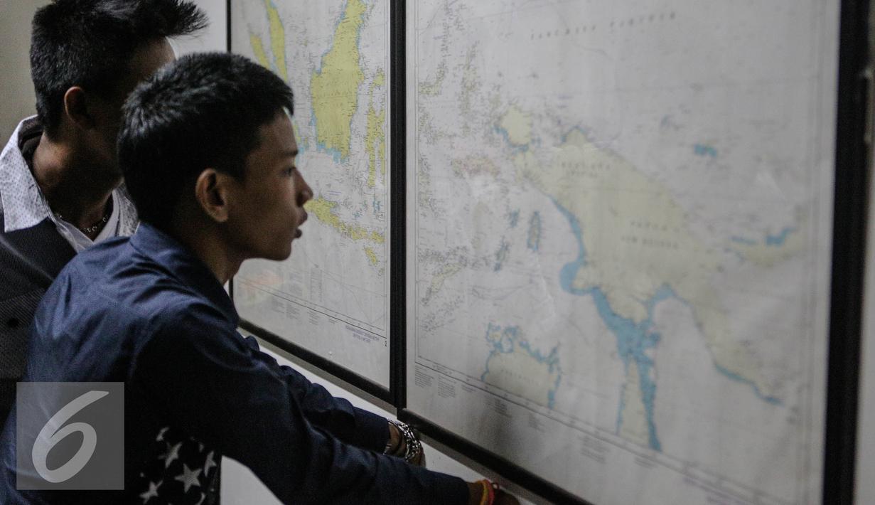 Warga negara Myanmar melihat peta di Bareskrim Mabes Polri, Jakarta, Rabu (5/8/2015). Sebanyak 45 warga negara Myanmar dievakuasi dari hotel fiducia yang diduga menjadi korban perdagangan orang di Ambon. (Liputan6.com/Faizal Fanani)