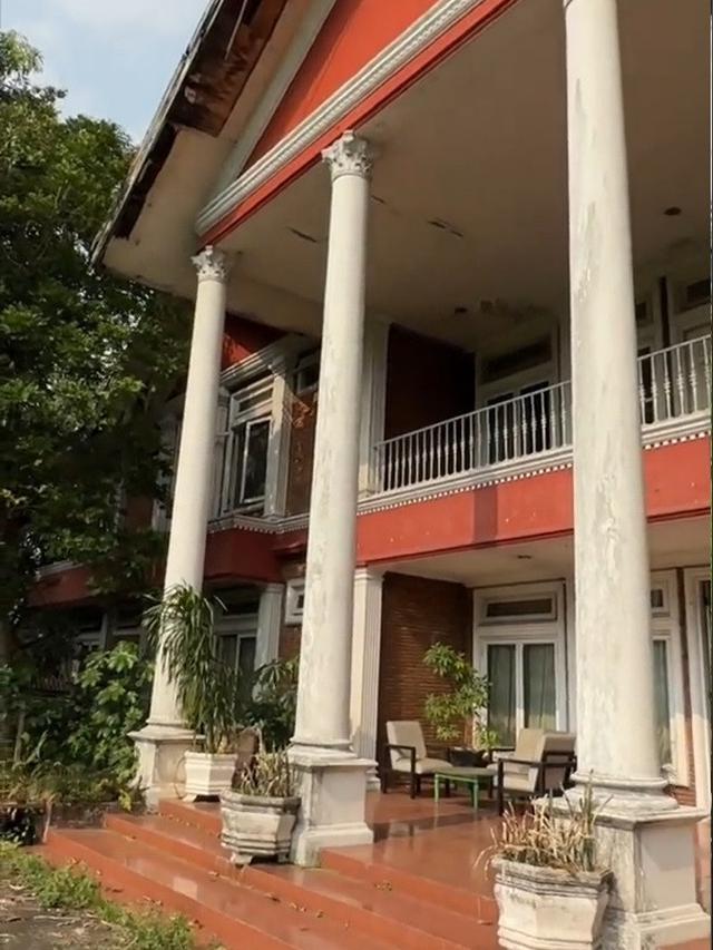Penampakan rumah merah Genta Buana yang tak terurus lagi