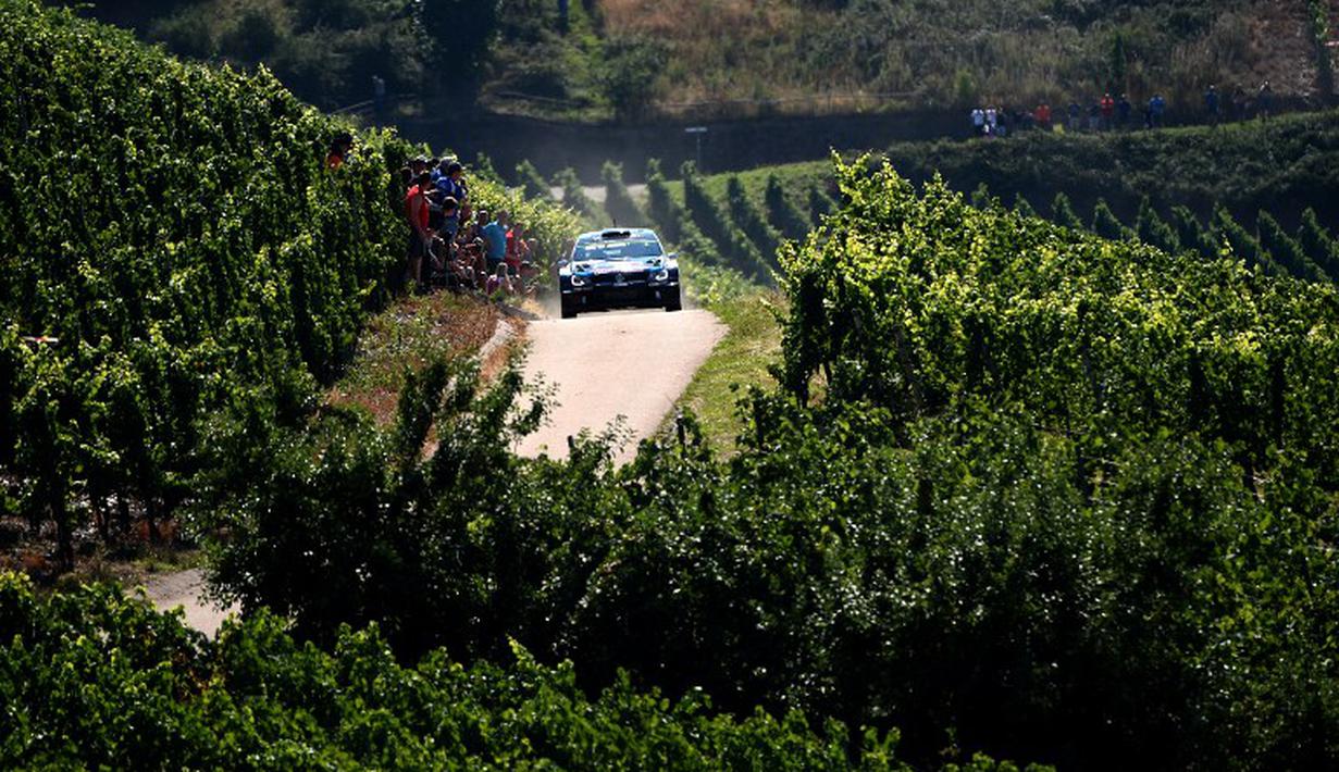 Pereli Prancis, Sebastien Ogier dan co-driver Julien Ingrassia, saat beraksi dalam Reli Jerman di Trier, Jerman. Jumat (21/8/2015). (AFP Photo/Patrik Stollarz)