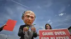 Aksi protes dengan mengenakan topeng Sepp Blatter saat Kongres FIFA di Zurich. (AFP/Michael Buholzer)