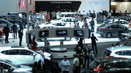 Pengunjung memadati salah satu stand kendaraan yang dipamerkan pada Indonesia International Motor Show 2018 di JIExpo, Jakarta, Kamis (19/4). IIMS 2018 diselenggarakan hingga 29 April mendatang. (Liputan6.com/Helmi Fithriansyah)