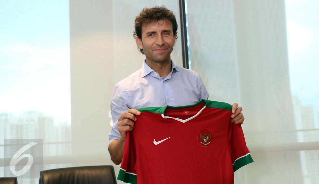 Pelatih asal Spanyol, Luis Milla Aspas berfoto dengan kaos Timnas Indonesia usai jumpa pers di kantor PSSI, Jakarta, Jumat (20/1). Luis Milla Aspas resmi menukangi Timnas Indonesia dengan durasi kontrak dua tahun. (Liputan6.com/Helmi Fithriansyah)