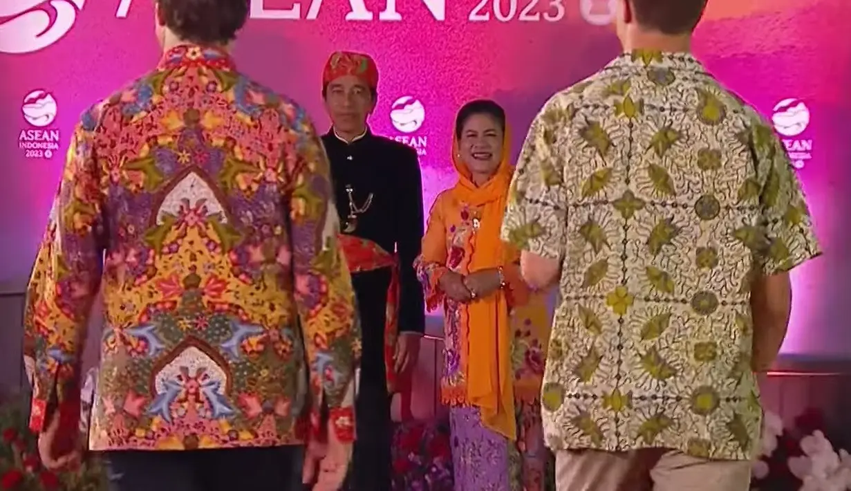 Kebaya encim bernuansa oranye dengan motif floral yang cantik. Ibu Negara mengkombinasikan penampilannya dengan selendang oranye yang senada. [Foto: Instagram/jokowi]
