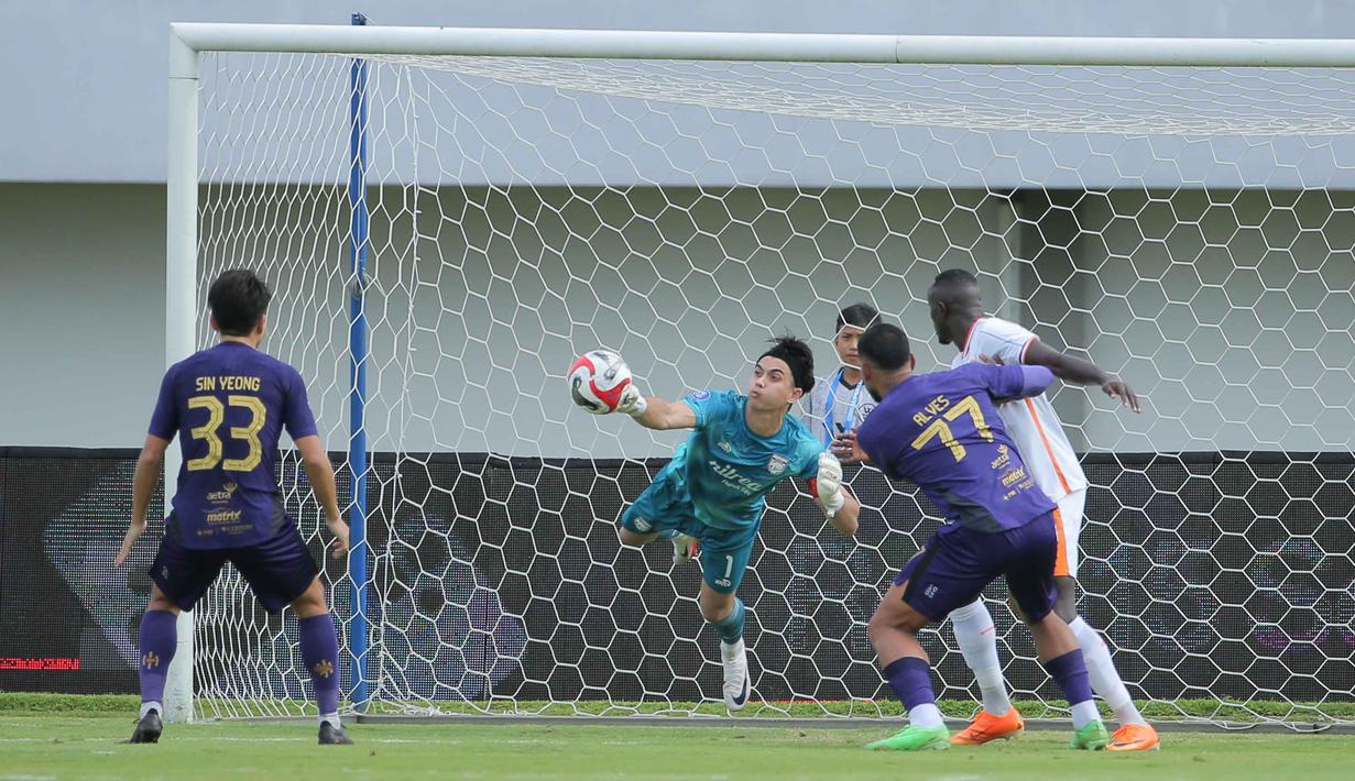 Tampil di hadapan pendukung sendiri, Persita langsung tampil agresif. Tampak dalam foto, penjaga gawang Borneo FC, Nadeo Argawinata berusaha menahan tendangan pemain Persita pada pertandingan pekan ke-17 BRI Super League 2025/2026 melawan Borneo FC di Stadion Indomilk Arena, Tangerang, Banten, Jumat (9/1/2026). (Bola.com/Bagaskara Lazuardi)
