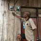 Warga Tabrauw, Papua Barat yang menikmati listrik.