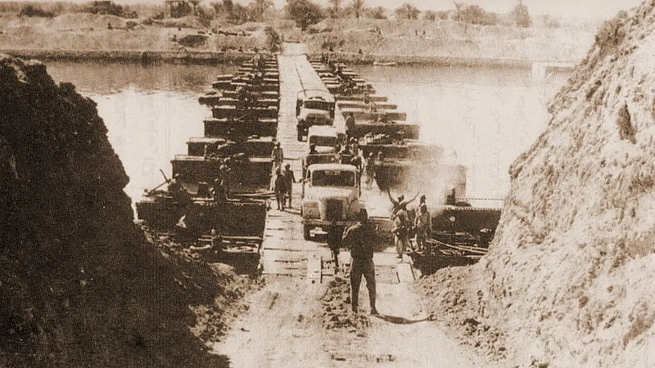 Pasukan Mesir melintasi Terusan Suez pada 7 Oktober 1973.