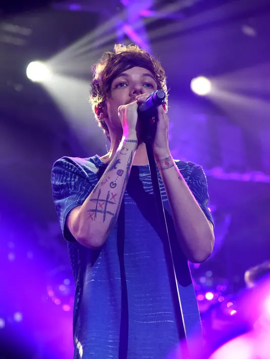 Ibunda Louis, Johannah mengunggah foto kemesraan Louis dan Freddie di akun jejaring facebook miliknya. (AFP/Bintang.com)