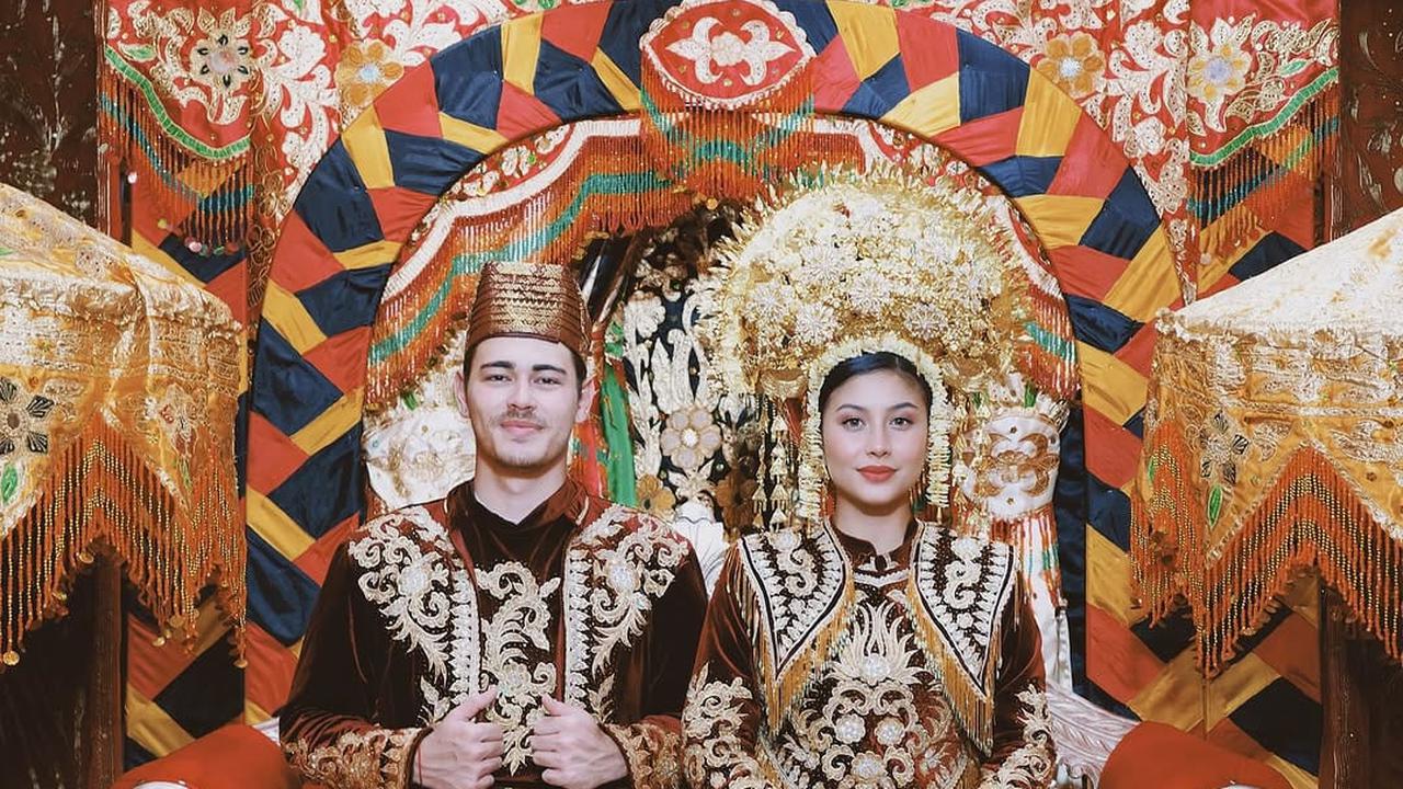 Potret Awkarin dan Abyakta Pakai Baju Adat Minangkabau. (instagram/narinkovilda/abyakta.ernoult)