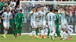 Pemain Argentina merayakan gol pertama yang dicetak Erik Lamela ke gawang Bolivia pada laga Grup D Copa America Centenario 2016 di CenturyLink Field, Seattle, Rabu (15/6/2016). (AFP/Jason Redmond)