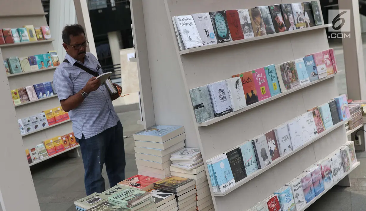 Pengunjung melihat-lihat buku pada pameran Jakarta International Literary Festival (JILF) 2019 di Taman Ismail Marzuki, Kamis (22/8/2019). JILF 2019 menampilkan beberapa naskah yang masuk kategori bacaan liar karya penulis dari kaum pergerakan nasional. (Liputan6.com/Helmi Fithriansyah)