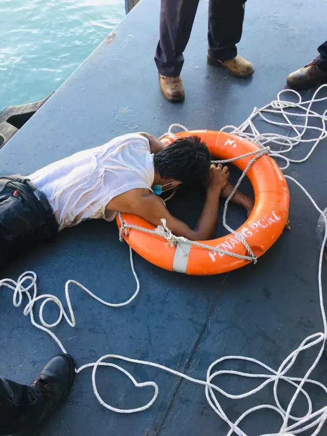 Tidak Dapat Surat Jalan, Pria Ini Nekat Sebrangi Selat dengan Berenang. (Sumber: Worldofbuzz)