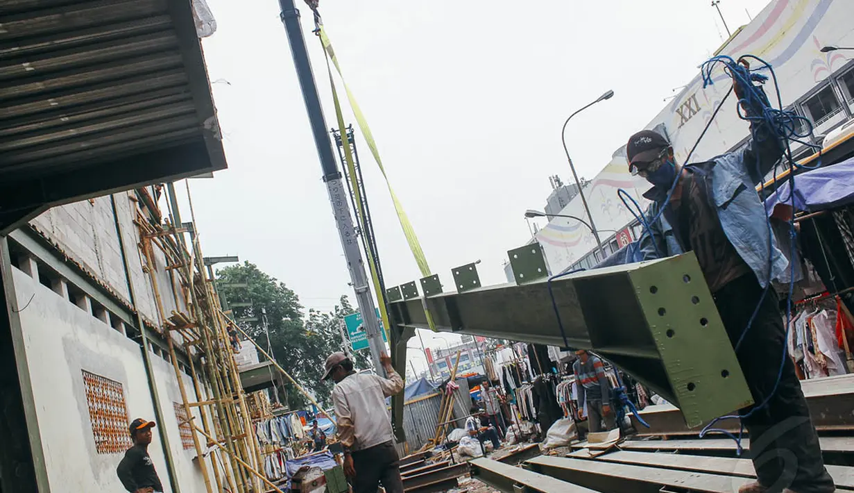 Pasar ini nanti akan dilengkapi hotel bintang tiga, dan terkoneksi dengan stasiun KA maupun Halte Transjakarta, Selasa (28/10/2014). (Liputan6.com/Faizal Fanani) 
