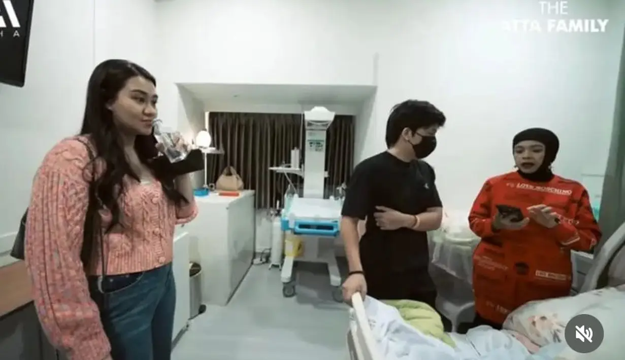 Saat menemani persalinan Aurel, Aaliyah mengenakan jaket ceop top knit pink dipadukan celana denimnya. [YouTube Atta]
