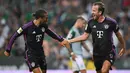 Selebrasi pemain Bayern Munchen, Harry Kane (kanan) dan Leroy Sane, saat melawan Werder Bremen dalam pertandingan perdana Liga Jerman 2023/2024 yang berlangsung di Wohninvest Weserstadion, Jerman, Sabtu (19/8/2023) dini hari WIB. (AFP/Ina Fassbender)