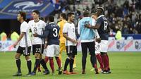 Para pemain Prancis dan Jerman bersalaman usai laga kedua negara di Stade de France, Paris, Jumat (13/11/2015) malam waktu setempat. (AFP PHOTO / Miguel Medina)