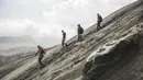 Marco Waltenspiel, Dominic Roithmair, Georg Lettner dan Marco Fuerst menuruni Gunung Bromo. (Red Bull Content Pool)