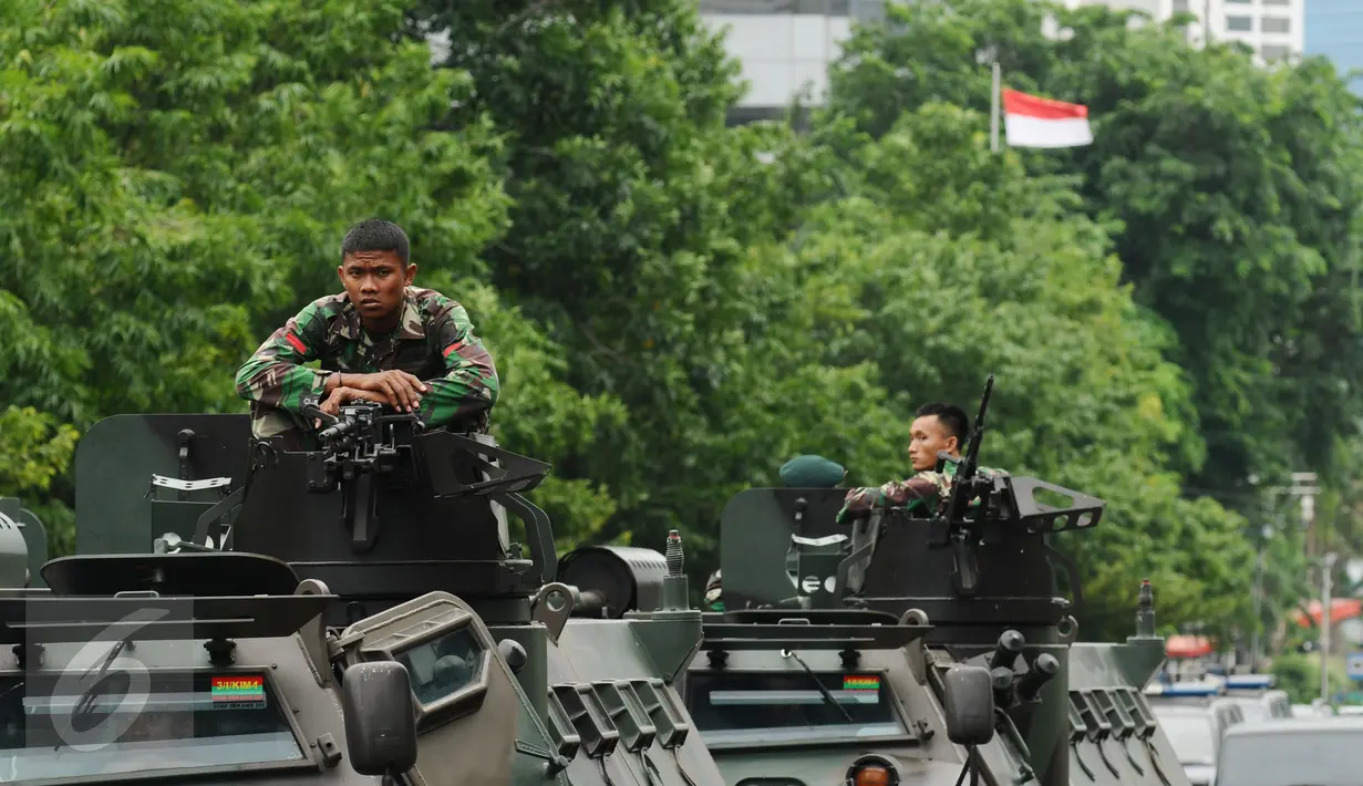 Personel TNI bersiaga di atas kendaraan taktis di depan gedung Sarinah Jl MH Thamrin, Jakarta, Kamis (14/1/2016). Ratusan petugas gabungan bersiaga pasca ledakan yang terjadi di pos polisi Sarinah, Jakarta. (Liputan6.com/Helmi Fithriansyah)