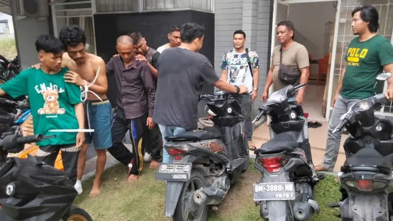 Polisi menyita barang bukti hasil pencurian sepeda motor dari komplotan yang selama ini meresahkan warga Pekanbaru.