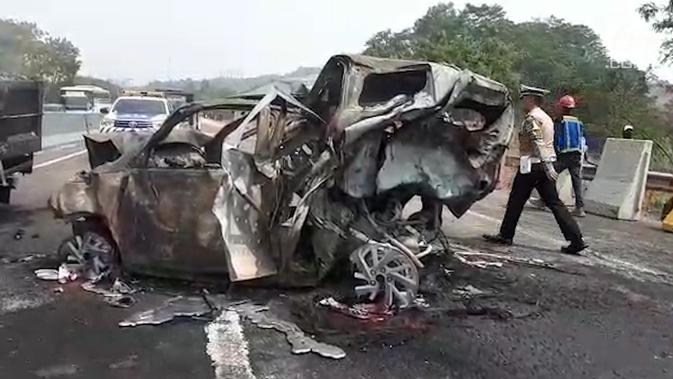 Kondisi kendaraan usai terlibat  kecelakaan maut di ruas Tol Cipularang Kilometer 92, Purwakarta, Jawa Barat, Senin (2/9/2019). Polisi melakukan rekayasa lalu lintas untuk mengatasi kemacetan akibat kecelakaan maut Cipularang. (Liputan6.com/Abramena)